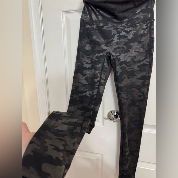 SPANX Faux Leather Leggings High Waist Camo Matte Black 20185R - Picture 6 of 10
